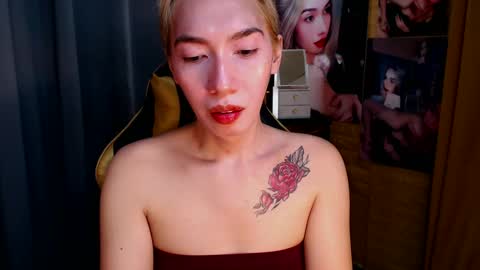 Snapshot of aurakharisma_xx chatting on 02-19-25, 06:55 Miss awra online show from 02-19-25, 06:55