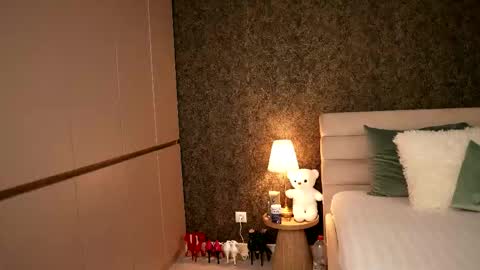 Aura online show from 05-20-26, 06:58