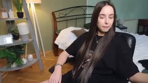 Snapshot of aurora_aksness chatting on 02-13-25, 10:44 Aurora online show from 02-13-25, 10:44