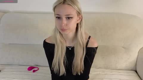 Snapshot of aurorabless chatting on 09-14-25, 01:43 Aurora online show from 09-14-25, 01:43