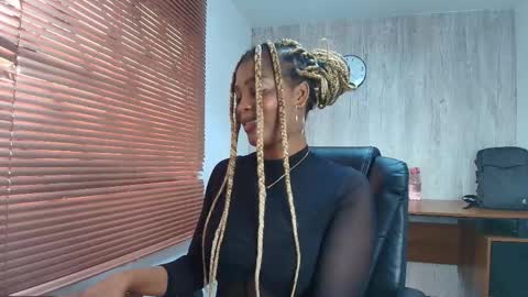 Snapshot of aurorabrow chatting on 10-21-25, 12:50 Ariana online show from 10-21-25, 12:50