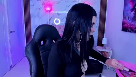 Aurora Diaz online show from 11-19-25, 08:09