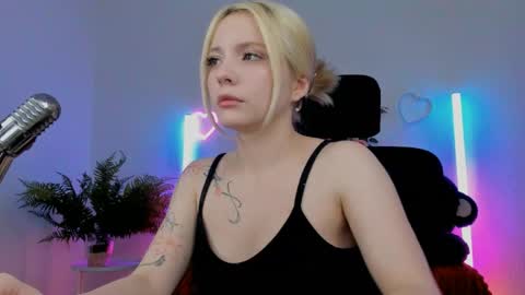 Snapshot of aurorawrenfield chatting on 05-18-26, 04:07 aurorawrenfield online show from 05-18-26, 04:07