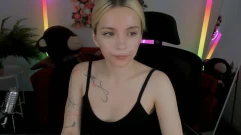 Snapshot of aurorawrenfield chatting on 06-12-26, 04:33 aurorawrenfield online show from 06-12-26, 04:33