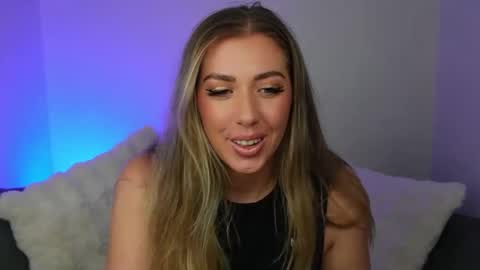 Snapshot of aussielulu chatting on 10-17-25, 11:24 aussielulu online show from 10-17-25, 11:24