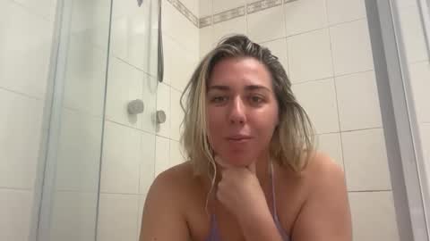 Snapshot of aussielulu chatting on 12-17-25, 01:55 aussielulu online show from 12-17-25, 01:55