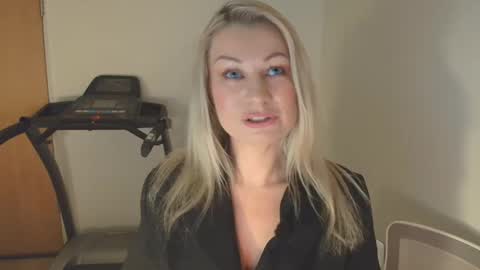 Snapshot of avaluxe_ chatting on 01-09-26, 04:10 Eira online show from 01-09-26, 04:10