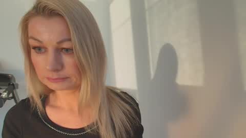 Snapshot of avaluxe_ chatting on 01-11-26, 02:33 Eira online show from 01-11-26, 02:33