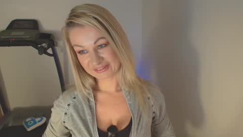 Snapshot of avaluxe_ chatting on 02-06-26, 04:32 Eira online show from 02-06-26, 04:32