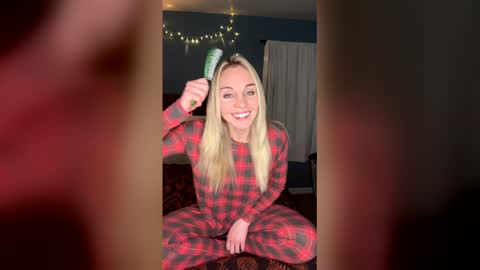 Snapshot of avarosefit chatting on 01-07-26, 02:25 Ava Rose online show from 01-07-26, 02:25