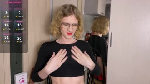 Snapshot of avery_adam chatting on 12-16-25, 09:31 Alex online show from 12-16-25, 09:31