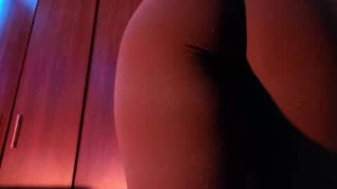 Snapshot of avi_frost chatting on 12-17-25, 03:45 Saraaaa independent model 3 online show from 12-17-25, 03:45