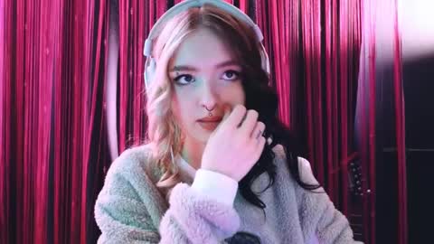 Snapshot of avi_nile chatting on 03-11-25, 05:38 Avriel online show from 03-11-25, 05:38