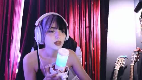 Snapshot of avi_nile chatting on 10-19-25, 05:08 Avriel online show from 10-19-25, 05:08