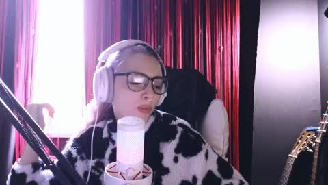 Snapshot of avi_nile chatting on 10-23-25, 07:07 Avriel online show from 10-23-25, 07:07