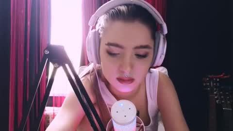 Snapshot of avi_nile chatting on 11-23-25, 04:45 Avriel online show from 11-23-25, 04:45