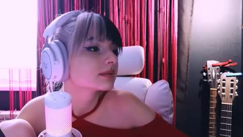 Snapshot of avi_nile chatting on 12-20-25, 05:47 Avriel online show from 12-20-25, 05:47