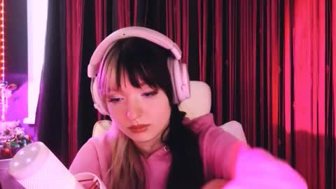 Snapshot of avi_nile chatting on 01-14-26, 03:01 Avriel online show from 01-14-26, 03:01