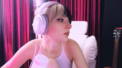 Snapshot of avi_nile chatting on 02-01-26, 04:44 Avriel online show from 02-01-26, 04:44