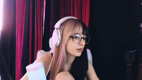 Snapshot of avi_nile chatting on 03-25-26, 12:22 Avriel online show from 03-25-26, 12:22