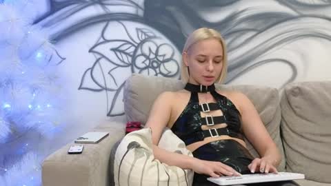 Snapshot of avr0ra chatting on 12-26-24, 10:37 Goddess Avrora online show from 12-26-24, 10:37