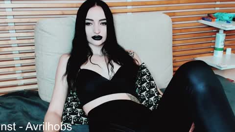 Snapshot of avrilhobs chatting on 01-29-25, 08:18 Avril online show from 01-29-25, 08:18