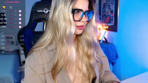 Snapshot of avrill_morgan chatting on 01-08-25, 11:41 Avrill Morgan online show from 01-08-25, 11:41