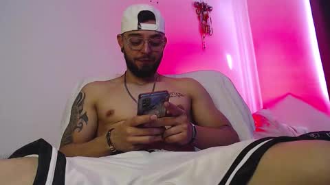 Snapshot of axel_7070 chatting on 10-26-25, 01:28 Independiente Model online show from 10-26-25, 01:28