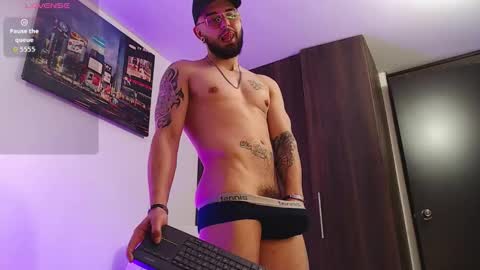 Snapshot of axel_7070 chatting on 03-12-26, 08:15 Independiente Model online show from 03-12-26, 08:15