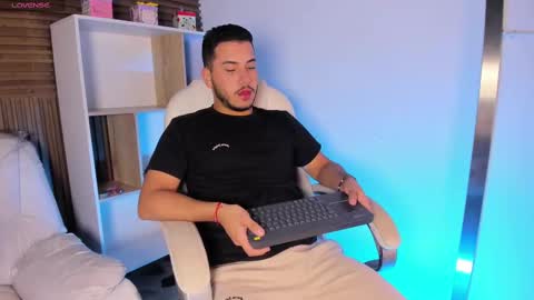 axel_grey_ online show from 10-03-25, 12:24