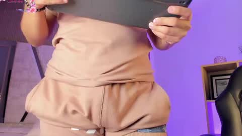 axel_grey_ online show from 07-04-26, 12:44
