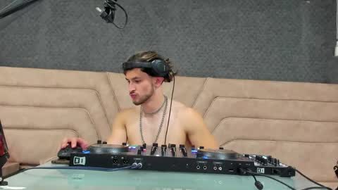 Axel  online show from 04-25-26, 01:41