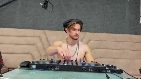 Axel  online show from 05-17-26, 10:44