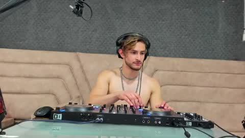 Axel  online show from 05-18-26, 04:07