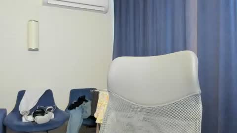 Snapshot of axl_fx chatting on 06-18-26, 01:50 Axl online show from 06-18-26, 01:50