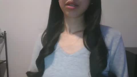 Snapshot of axuepetitt chatting on 12-17-24, 03:17 axue online show from 12-17-24, 03:17