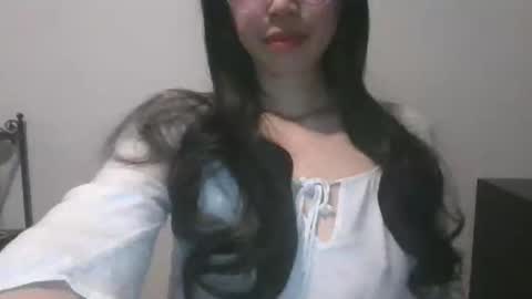 Snapshot of axuepetitt chatting on 12-21-24, 01:58 axue online show from 12-21-24, 01:58