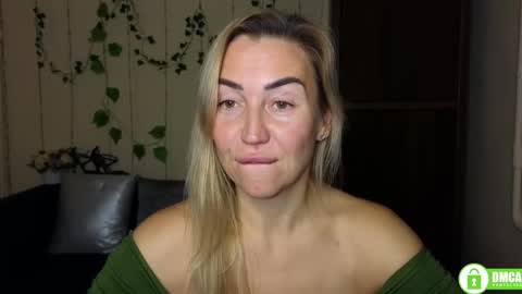 Snapshot of ay_kiss_jully chatting on 11-11-25, 06:41 Jully online show from 11-11-25, 06:41