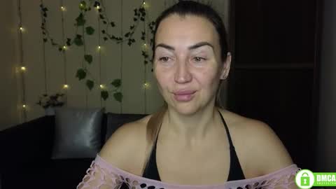 Snapshot of ay_kiss_jully chatting on 11-28-25, 06:32 Jully online show from 11-28-25, 06:32