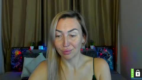 Snapshot of ay_kiss_jully chatting on 12-13-25, 07:53 Jully online show from 12-13-25, 07:53