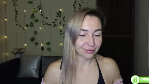 Snapshot of ay_kiss_jully chatting on 12-18-25, 06:47 Jully online show from 12-18-25, 06:47