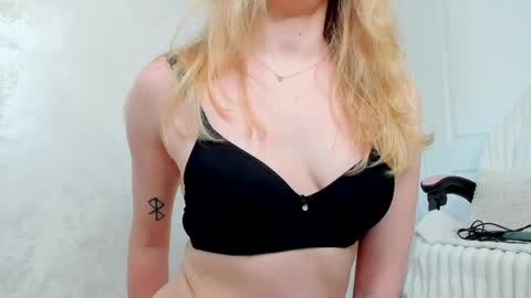 Snapshot of ayaye_ chatting on 05-16-26, 09:06 SundyRose online show from 05-16-26, 09:06