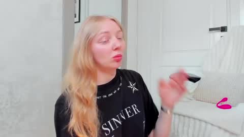 Snapshot of ayaye_ chatting on 06-08-26, 06:36 SundyRose online show from 06-08-26, 06:36