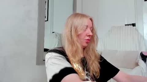 Snapshot of ayaye_ chatting on 06-09-26, 06:03 SundyRose online show from 06-09-26, 06:03