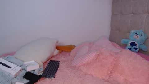 Snapshot of ayleen_honey chatting on 11-14-25, 04:22 Ayleen online show from 11-14-25, 04:22