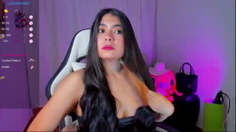 Snapshot of aylenmiller_ chatting on 12-23-25, 03:15 Aylen online show from 12-23-25, 03:15