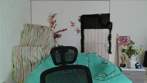 Snapshot of aylin_diazz chatting on 05-20-26, 08:26 Aylin online show from 05-20-26, 08:26