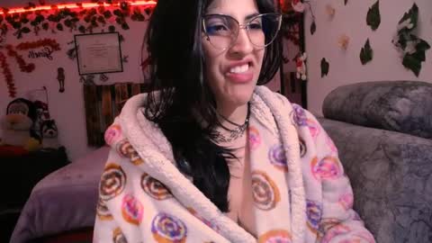 Snapshot of azaaharziz chatting on 12-18-24, 02:10 Azahar online show from 12-18-24, 02:10