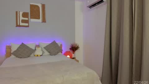 itzell  online show from 04-23-26, 02:57