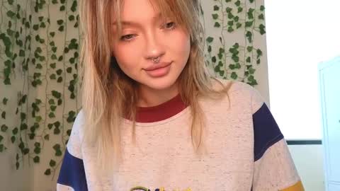 Snapshot of baby_adele chatting on 02-25-25, 09:31 bb adele online show from 02-25-25, 09:31